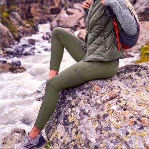 Athleta Headlands Hybrid Cargo Tight Mountain Olive Size 10
